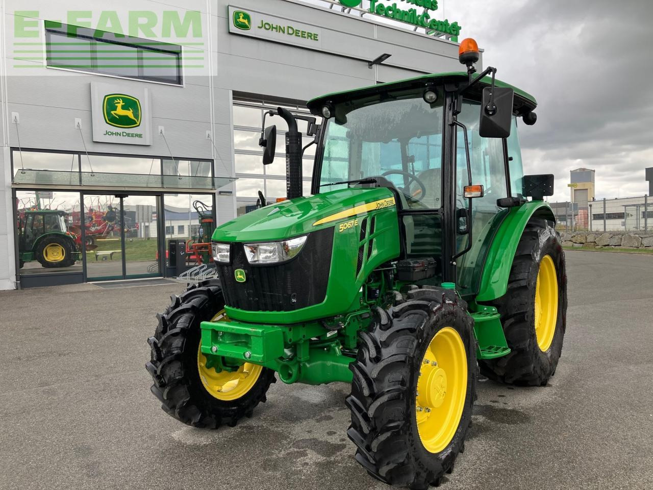 John Deere 5067E - Tractor: afbeelding 1 John Deere 5067E - Tractor: afbeelding 1