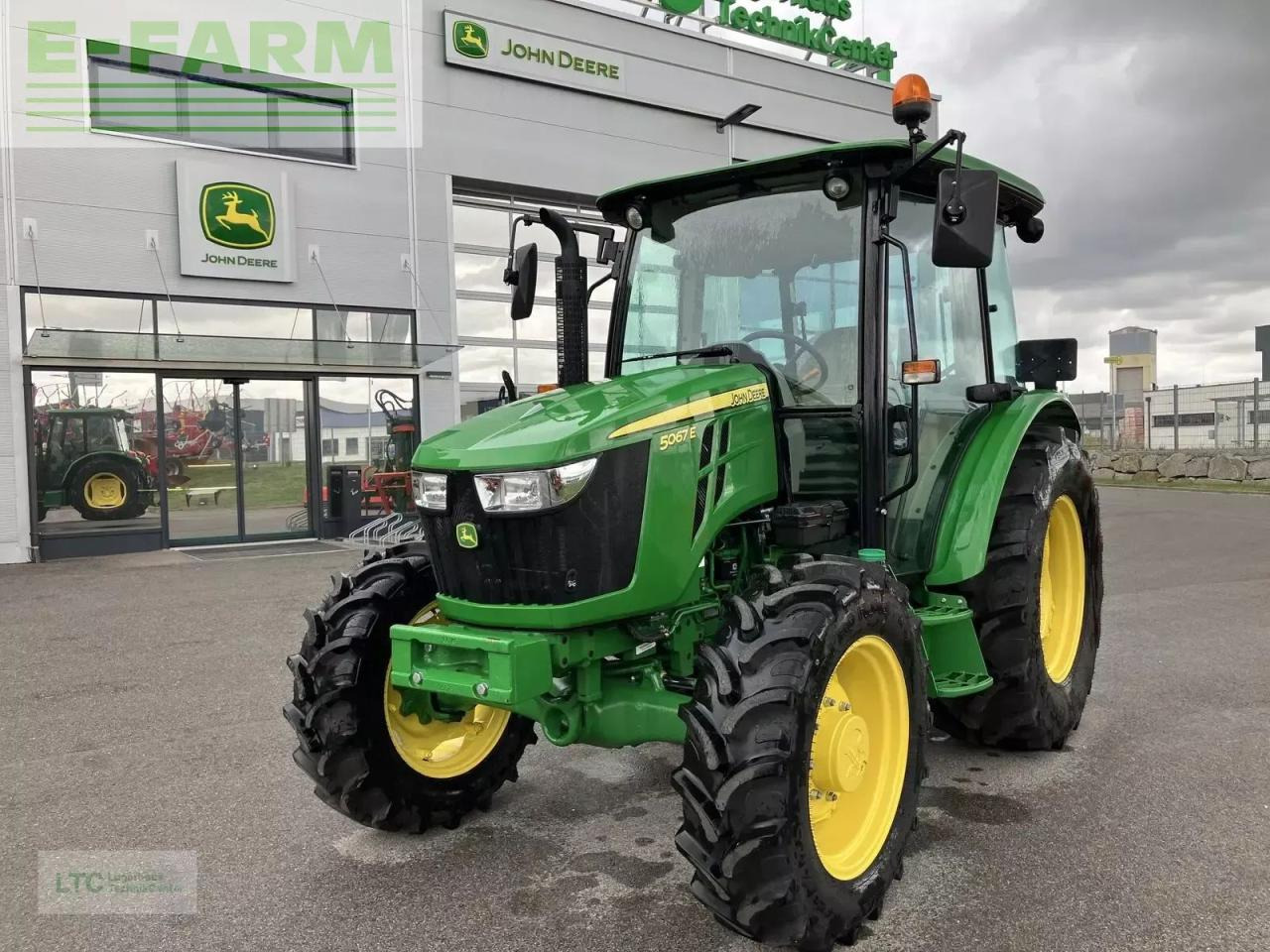 John Deere 5067e - Tractor: afbeelding 1 John Deere 5067e - Tractor: afbeelding 1