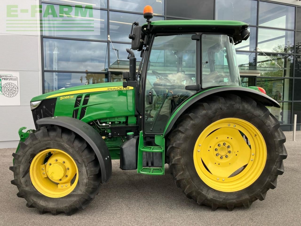 John Deere 5085M - Tractor: afbeelding 2 John Deere 5085M - Tractor: afbeelding 2