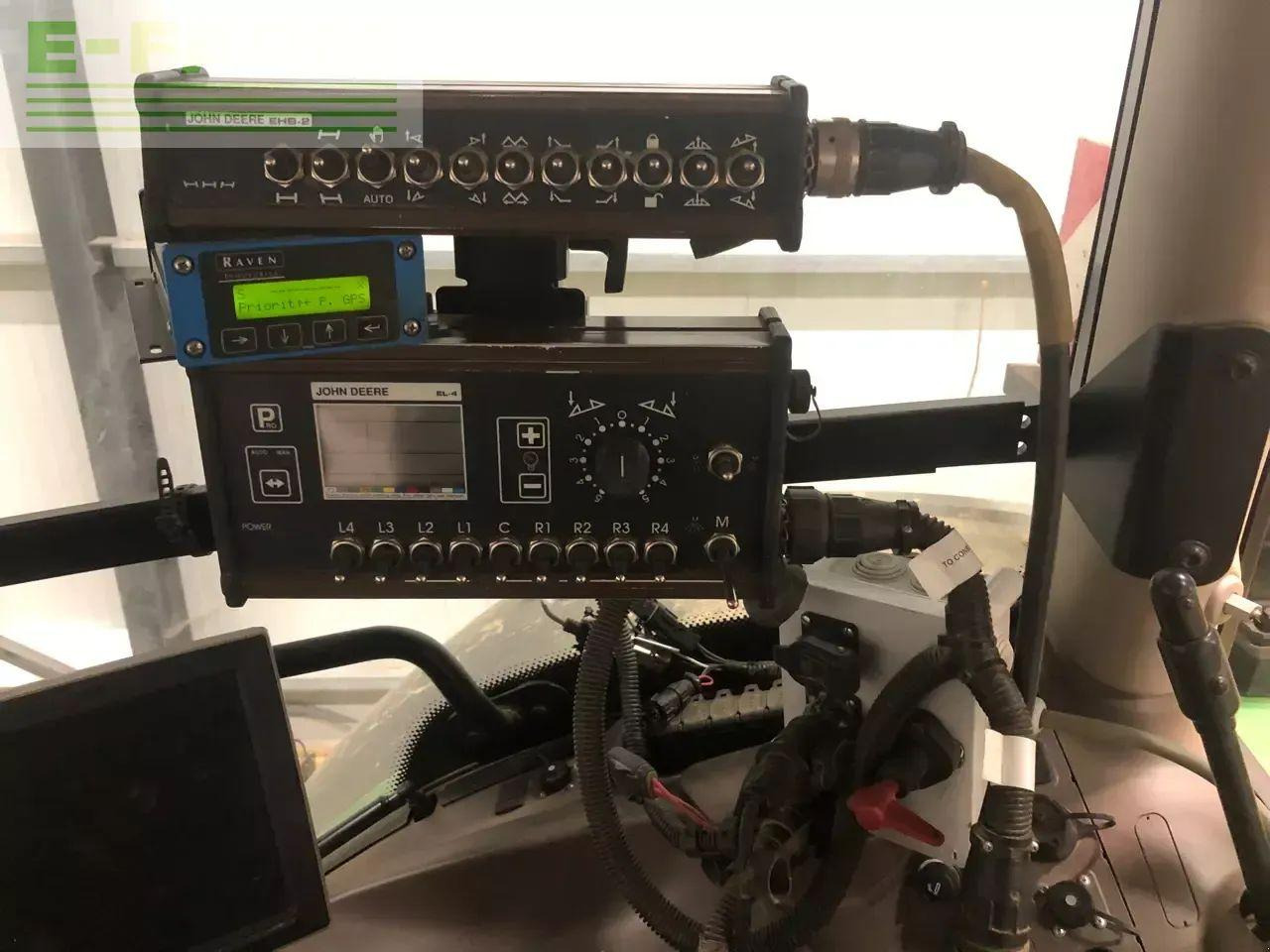 Getrokken veldspuit John Deere 832: afbeelding 6