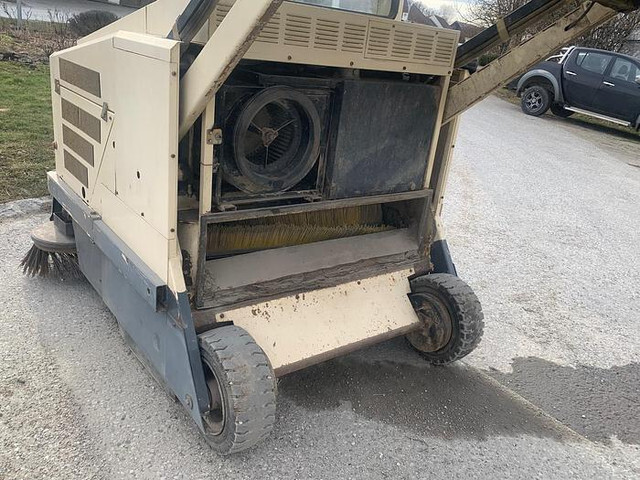 Veegwagen Amros 1250 Kehrmaschine: afbeelding 11 Veegwagen Amros 1250 Kehrmaschine: afbeelding 11