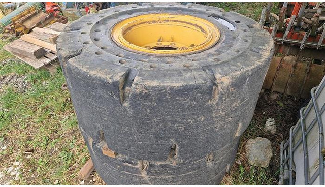 Big Vollgummi Räder 20,5 x 25 mit Volvo Felgen - Band: afbeelding 1 Big Vollgummi Räder 20,5 x 25 mit Volvo Felgen - Band: afbeelding 1