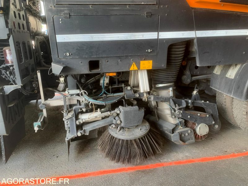 BALAYEUSE COMPOSÉE D'UN PORTEUR MERCEDES ET D'UN SYSTÈME DE BALAYAGE SCHMIDT - Veegwagen: afbeelding 3 BALAYEUSE COMPOSÉE D'UN PORTEUR MERCEDES ET D'UN SYSTÈME DE BALAYAGE SCHMIDT - Veegwagen: afbeelding 3