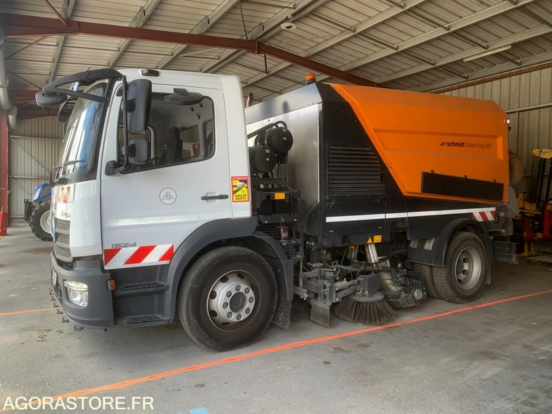 BALAYEUSE COMPOSÉE D'UN PORTEUR MERCEDES ET D'UN SYSTÈME DE BALAYAGE SCHMIDT - Veegwagen: afbeelding 1 BALAYEUSE COMPOSÉE D'UN PORTEUR MERCEDES ET D'UN SYSTÈME DE BALAYAGE SCHMIDT - Veegwagen: afbeelding 1