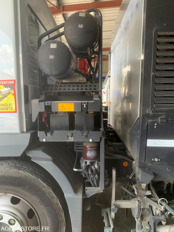 BALAYEUSE COMPOSÉE D'UN PORTEUR MERCEDES ET D'UN SYSTÈME DE BALAYAGE SCHMIDT - Veegwagen: afbeelding 2 BALAYEUSE COMPOSÉE D'UN PORTEUR MERCEDES ET D'UN SYSTÈME DE BALAYAGE SCHMIDT - Veegwagen: afbeelding 2