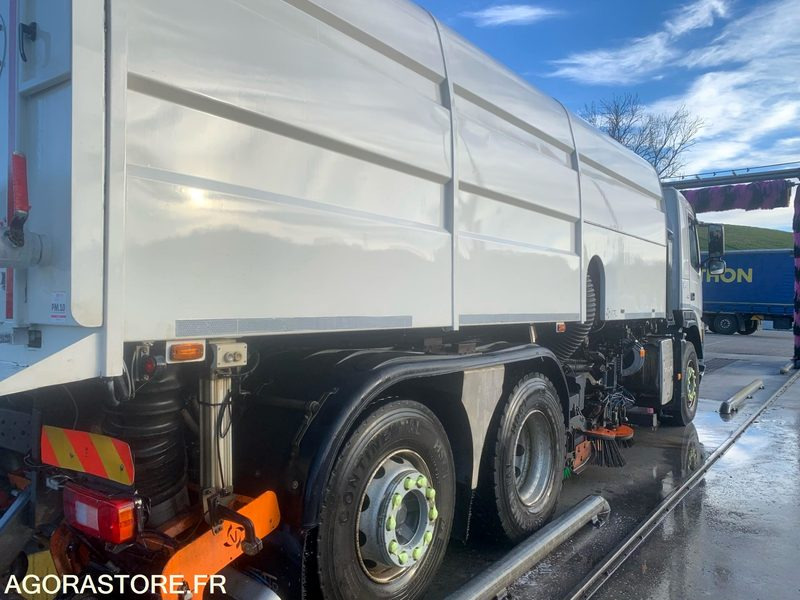 BALAYEUSE VOLVO BLANC 6 ROUES - ANNEE 2013 - 245000KMS - Veegwagen: afbeelding 4 BALAYEUSE VOLVO BLANC 6 ROUES - ANNEE 2013 - 245000KMS - Veegwagen: afbeelding 4