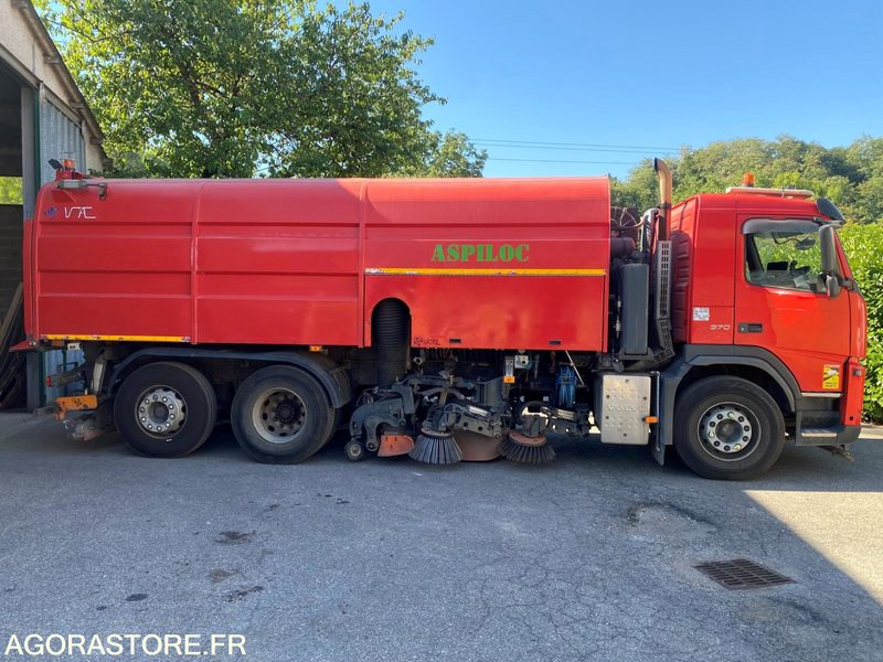 BALAYEUSE VOLVO ROUGE 6ROUES - ANNEE 2011- 298975KMS - Veegwagen: afbeelding 1 BALAYEUSE VOLVO ROUGE 6ROUES - ANNEE 2011- 298975KMS - Veegwagen: afbeelding 1