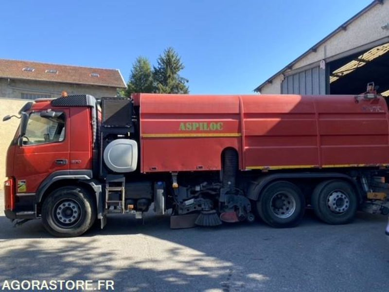 BALAYEUSE VOLVO ROUGE 6ROUES - ANNEE 2011- 298975KMS - Veegwagen: afbeelding 4 BALAYEUSE VOLVO ROUGE 6ROUES - ANNEE 2011- 298975KMS - Veegwagen: afbeelding 4
