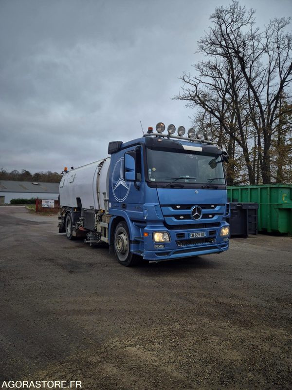 Balayeuse Eurovoirie Optifant 70 TA THP - 2012 - 242 000 heures - Veegwagen: afbeelding 2 Balayeuse Eurovoirie Optifant 70 TA THP - 2012 - 242 000 heures - Veegwagen: afbeelding 2