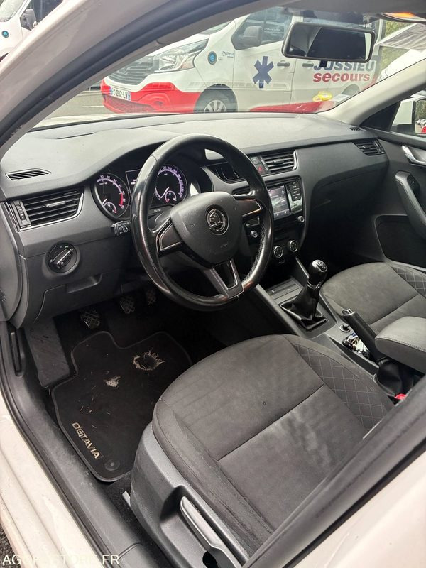 EY-933-PQ - Roulant - SKODA OCTAVIA - VP - 320 000 Kms - Personenwagen: afbeelding 3 EY-933-PQ - Roulant - SKODA OCTAVIA - VP - 320 000 Kms - Personenwagen: afbeelding 3