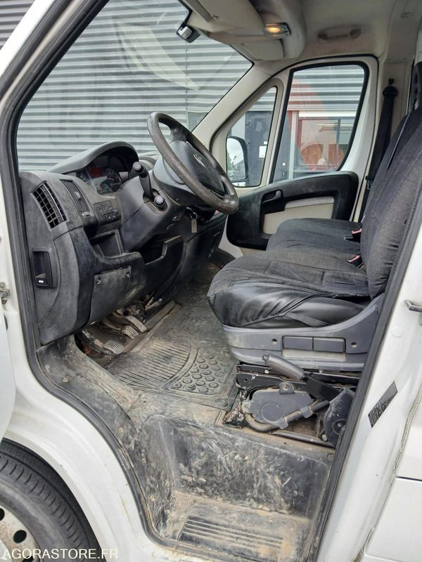 JUMPER 7 PLACES - 2015 / 194 131 KM - Gesloten bestelwagen: afbeelding 4 JUMPER 7 PLACES - 2015 / 194 131 KM - Gesloten bestelwagen: afbeelding 4