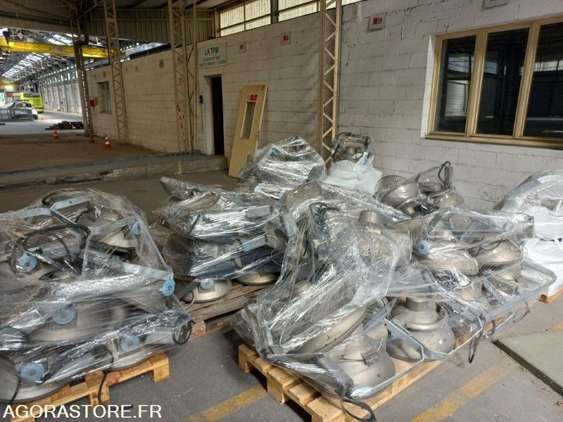 LOT DE 75 PROJECTEURS - ECLAIRAGE SPORTIF - Gereedschap/ Toebehoor: afbeelding 5 LOT DE 75 PROJECTEURS - ECLAIRAGE SPORTIF - Gereedschap/ Toebehoor: afbeelding 5