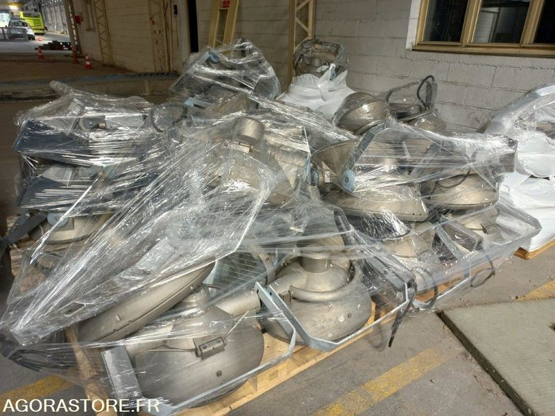 LOT DE 75 PROJECTEURS - ECLAIRAGE SPORTIF - Gereedschap/ Toebehoor: afbeelding 1 LOT DE 75 PROJECTEURS - ECLAIRAGE SPORTIF - Gereedschap/ Toebehoor: afbeelding 1