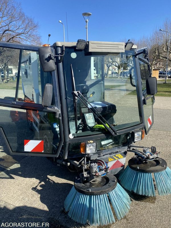 LOT DE DEUX BALAYEUSE SCHMIDT SWINGO 2001 ET 2003 + UNE BALAYEUSE BOSCHUNG 2001 - Veegwagen: afbeelding 2 LOT DE DEUX BALAYEUSE SCHMIDT SWINGO 2001 ET 2003 + UNE BALAYEUSE BOSCHUNG 2001 - Veegwagen: afbeelding 2