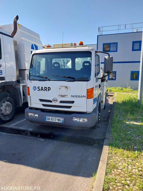 NISSAN Atleon Hydrocureur ADR 2003 260000Km NON ROULANT VENTE EXPORT UNIQUEMENT - Vacuümwagen: afbeelding 1 NISSAN Atleon Hydrocureur ADR 2003 260000Km NON ROULANT VENTE EXPORT UNIQUEMENT - Vacuümwagen: afbeelding 1