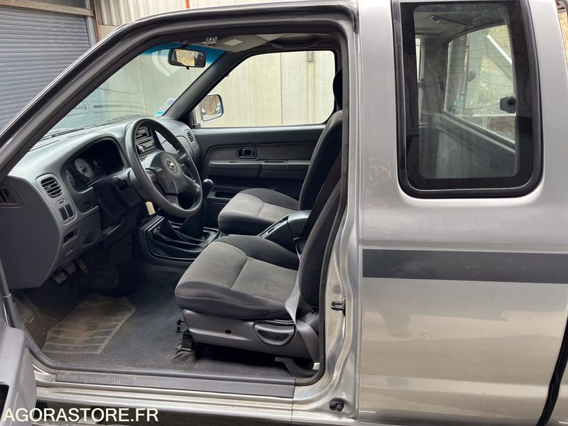 NISSAN NAVARA 4X4 83500 KMS 2003 - Personenwagen: afbeelding 4 NISSAN NAVARA 4X4 83500 KMS 2003 - Personenwagen: afbeelding 4
