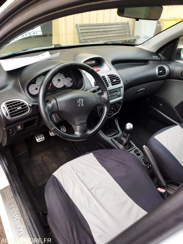 PEUGEOT 206 ESSENCE - Personenwagen: afbeelding 1 PEUGEOT 206 ESSENCE - Personenwagen: afbeelding 1