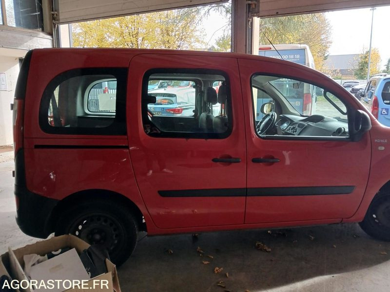 RENAULT KANGOO TPMR N°160552 - Schoolbus: afbeelding 4 RENAULT KANGOO TPMR N°160552 - Schoolbus: afbeelding 4