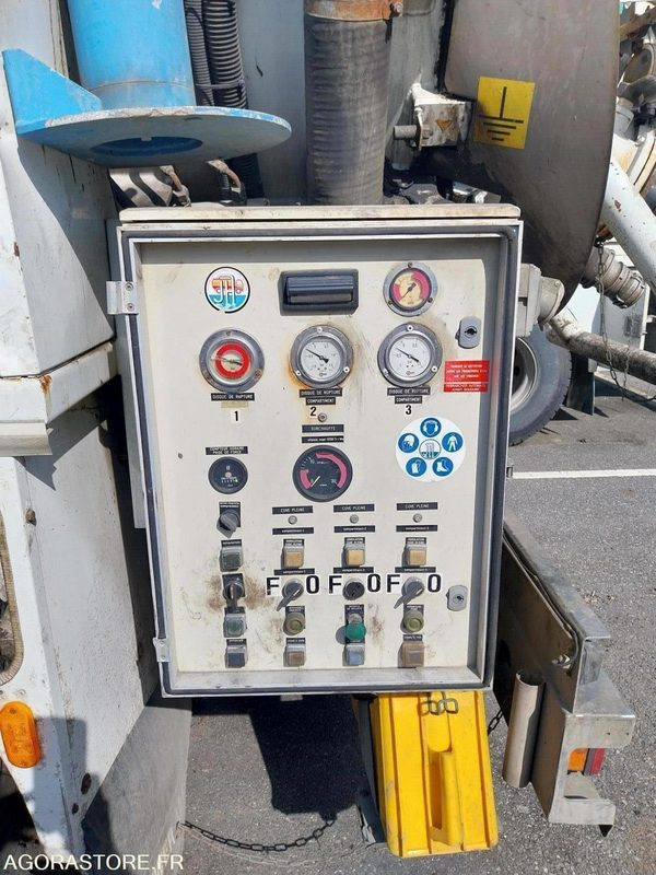 RENAULT Kerax 320 HUWER ADR 2002 (165000Km) ROULANT EXPORT UNIQUEMENT - Vacuümwagen: afbeelding 3 RENAULT Kerax 320 HUWER ADR 2002 (165000Km) ROULANT EXPORT UNIQUEMENT - Vacuümwagen: afbeelding 3