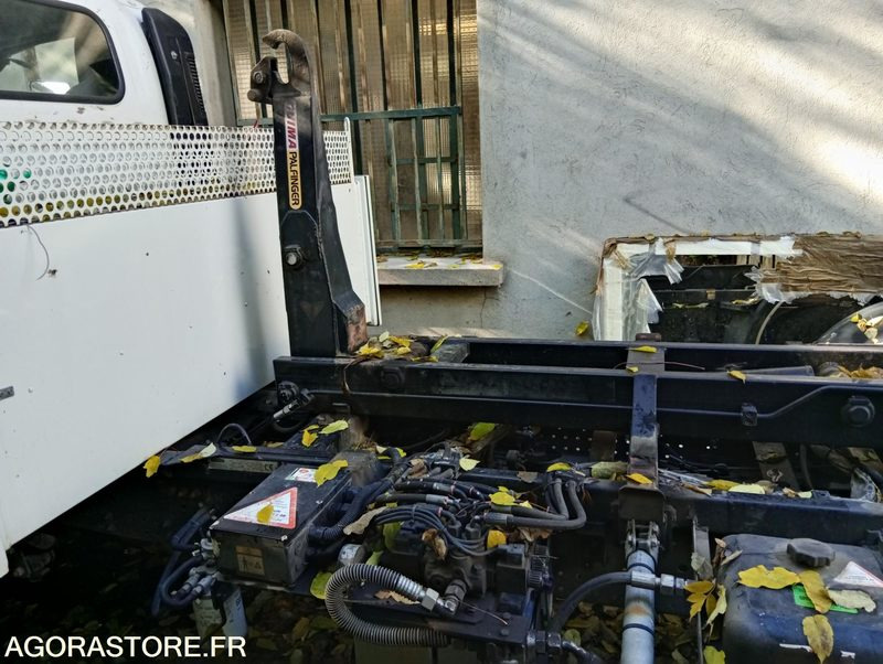 ISUZU - 2012 - 76617kms - Vrachtwagen: afbeelding 4 ISUZU - 2012 - 76617kms - Vrachtwagen: afbeelding 4