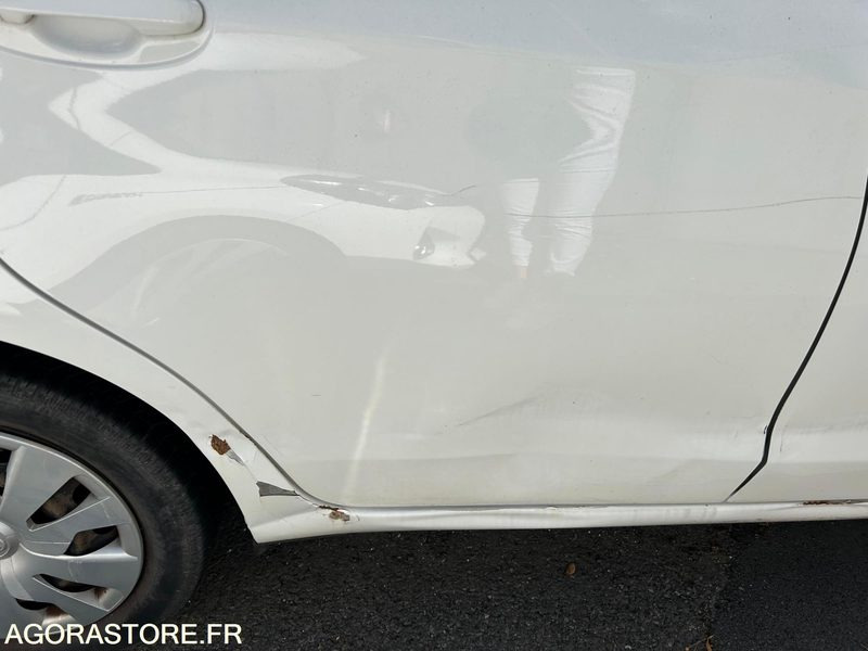 YARIS HYBRIDE AUTOMATIQUE / 2015 / 117 353KMS / VEHICULE ROULANT MAIS ENDOMMAGE - Personenwagen: afbeelding 3 YARIS HYBRIDE AUTOMATIQUE / 2015 / 117 353KMS / VEHICULE ROULANT MAIS ENDOMMAGE - Personenwagen: afbeelding 3