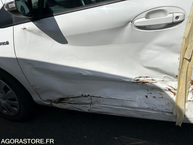 YARIS HYBRIDE AUTOMATIQUE / 2015 / 83416 KMS / NE ROULE PLUS - Personenwagen: afbeelding 3 YARIS HYBRIDE AUTOMATIQUE / 2015 / 83416 KMS / NE ROULE PLUS - Personenwagen: afbeelding 3