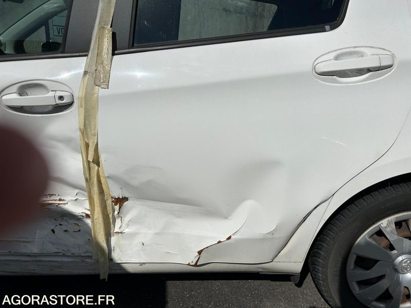 YARIS HYBRIDE AUTOMATIQUE / 2015 / 83416 KMS / NE ROULE PLUS - Personenwagen: afbeelding 1 YARIS HYBRIDE AUTOMATIQUE / 2015 / 83416 KMS / NE ROULE PLUS - Personenwagen: afbeelding 1