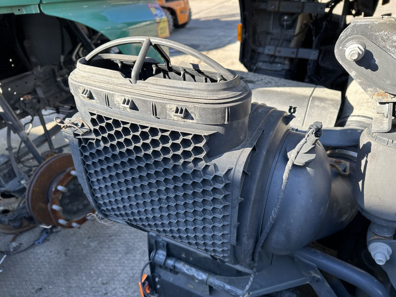 Iveco air filter bucket, box - Luchtinlaatsysteem voor Vrachtwagen: afbeelding 2 Iveco air filter bucket, box - Luchtinlaatsysteem voor Vrachtwagen: afbeelding 2