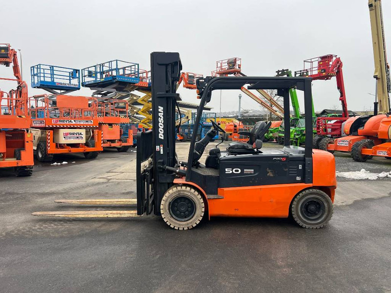 Doosan B50X5 5T 6m Triplex non-marking (1840) - Elektrische heftruck: afbeelding 2 Doosan B50X5 5T 6m Triplex non-marking (1840) - Elektrische heftruck: afbeelding 2