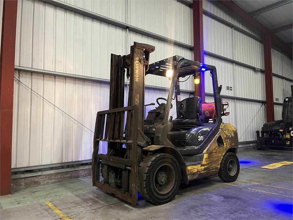 Komatsu FG30T-17 - LPG heftruck: afbeelding 2 Komatsu FG30T-17 - LPG heftruck: afbeelding 2