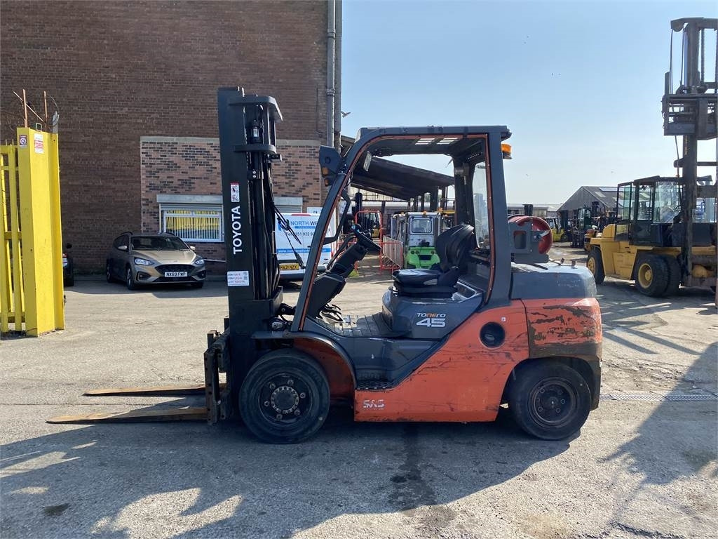 Toyota 8FG40N - LPG heftruck: afbeelding 1 Toyota 8FG40N - LPG heftruck: afbeelding 1