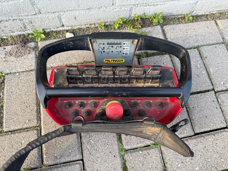 Scania G370 4X4 EURO 6 + 3-SIDE TIPPER + PALFINGER PK9002 + REMOTE - Kraanwagen: afbeelding 5 Scania G370 4X4 EURO 6 + 3-SIDE TIPPER + PALFINGER PK9002 + REMOTE - Kraanwagen: afbeelding 5