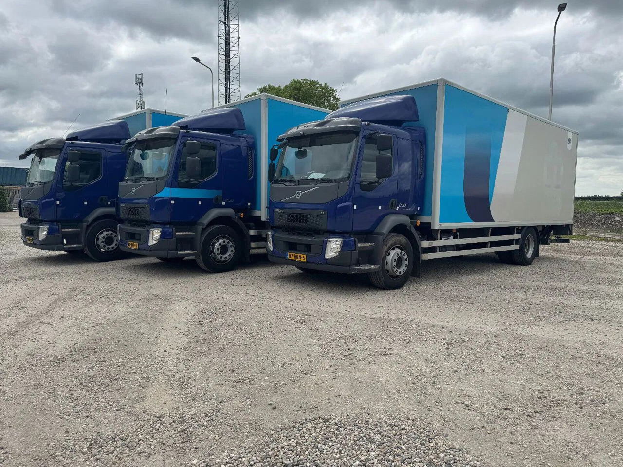 Bakwagen Volvo FL 250 4X2 3 UNITS CARGO LOCK + DHOLLANDIA LIFT: afbeelding 1