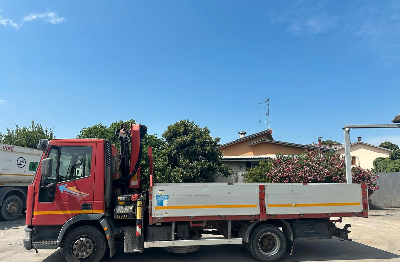 Motrice Iveco con la gru - Vrachtwagen met open laadbak, Kraanwagen: afbeelding 3 Motrice Iveco con la gru - Vrachtwagen met open laadbak, Kraanwagen: afbeelding 3