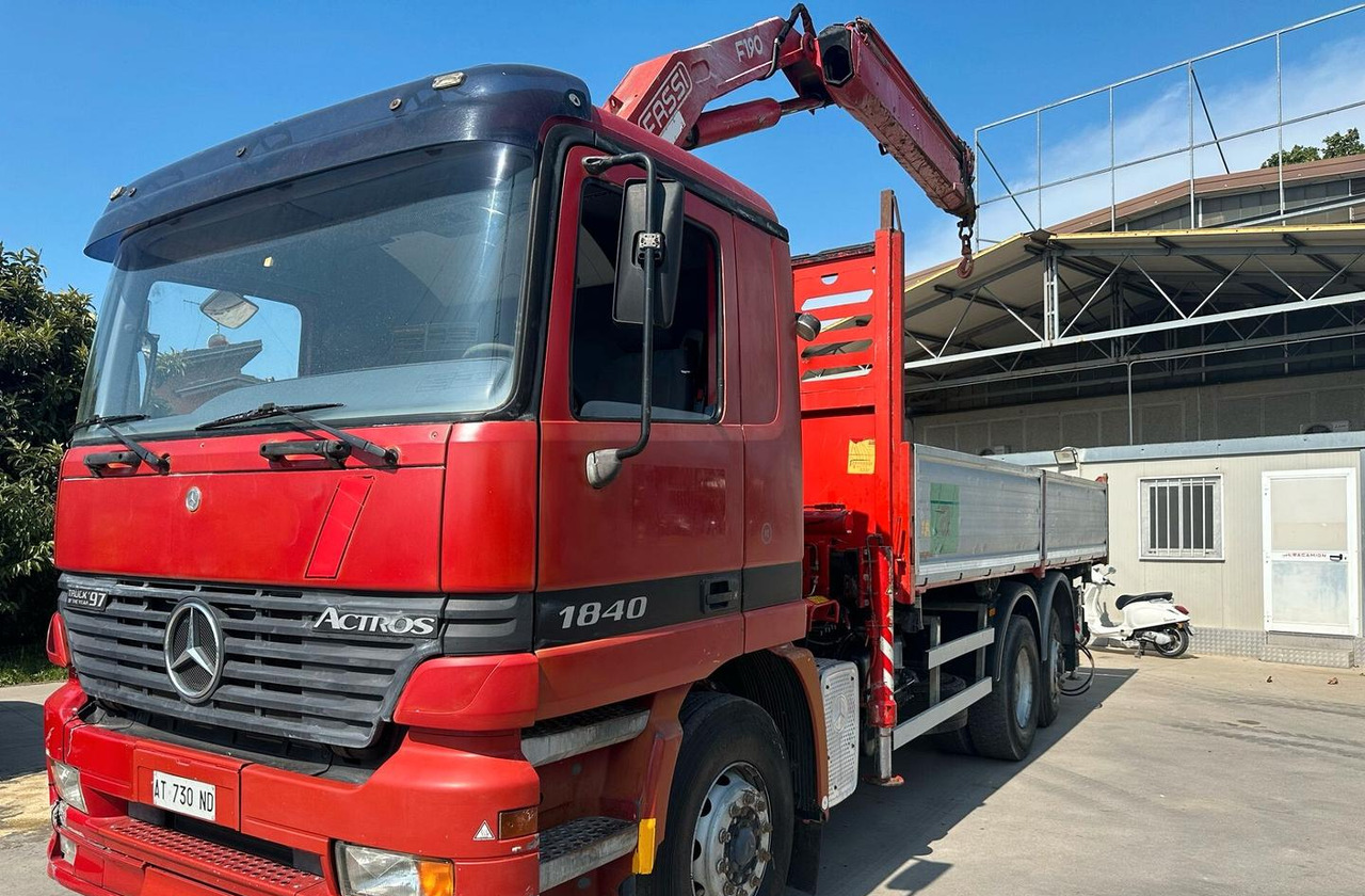 Motrice Mercedes con la gru Palfinger - Vrachtwagen met open laadbak, Kraanwagen: afbeelding 1 Motrice Mercedes con la gru Palfinger - Vrachtwagen met open laadbak, Kraanwagen: afbeelding 1