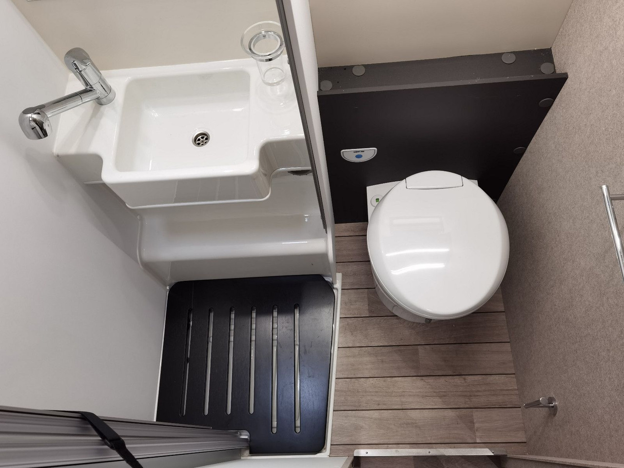 Half integraal camper Forster T 699 EB /-2025-/ 140PS/ EINZELBETTEN & HUBBETT: afbeelding 23