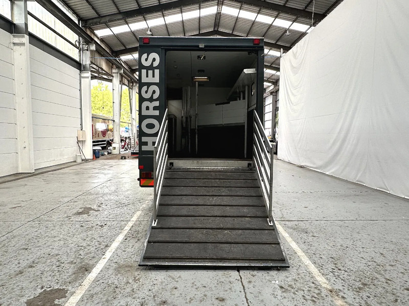 Mercedes-Benz 1117 MOBILE HOME / TRANSPORT DE CHEVAUX /HORSE TRUCK - Veewagen vrachtwagen: afbeelding 4 Mercedes-Benz 1117 MOBILE HOME / TRANSPORT DE CHEVAUX /HORSE TRUCK - Veewagen vrachtwagen: afbeelding 4