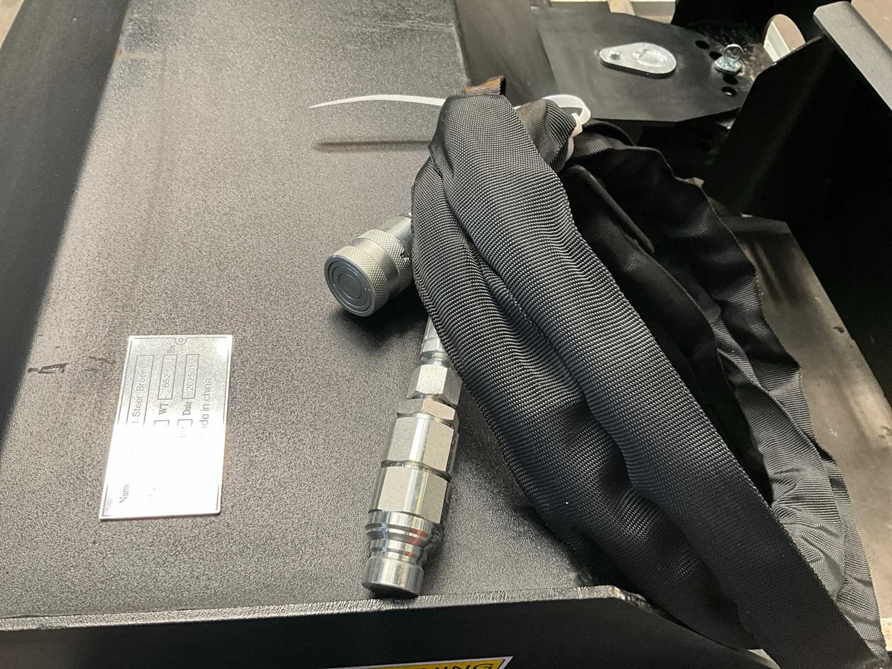 2025 72 INCH BROOM/SWEEPER FOR SKID STEER LOADER - Compacte rupslader: afbeelding 4 2025 72 INCH BROOM/SWEEPER FOR SKID STEER LOADER - Compacte rupslader: afbeelding 4