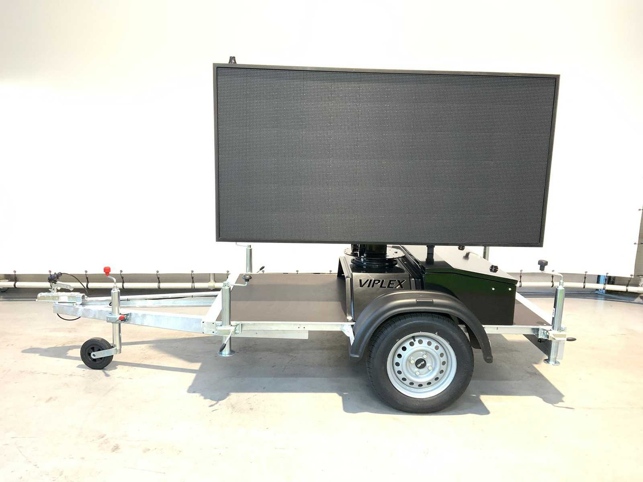 Viplex tekstkar P8 ledscherm op aanhangwagen - Andere machine: afbeelding 2 Viplex tekstkar P8 ledscherm op aanhangwagen - Andere machine: afbeelding 2