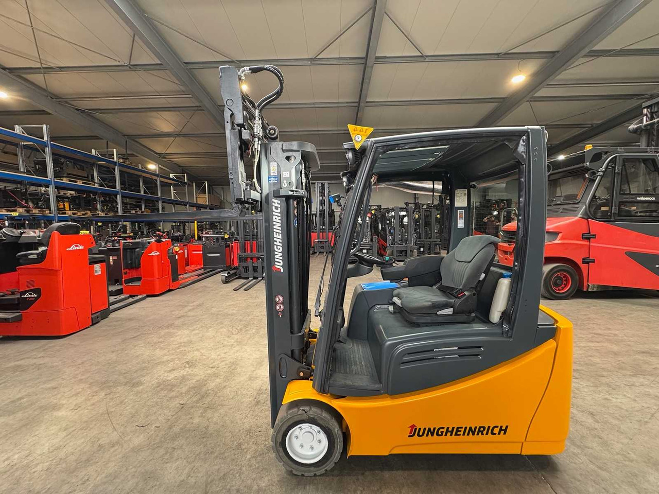 BATTERY 2023 SERVICE + UVV 08/26 JUNGHEINRICH EFG218 TRIPLEX 3RD + 4TH FORK ADJUSTER ELECTRIC FORKLIFT - Heftruck: afbeelding 3 BATTERY 2023 SERVICE + UVV 08/26 JUNGHEINRICH EFG218 TRIPLEX 3RD + 4TH FORK ADJUSTER ELECTRIC FORKLIFT - Heftruck: afbeelding 3