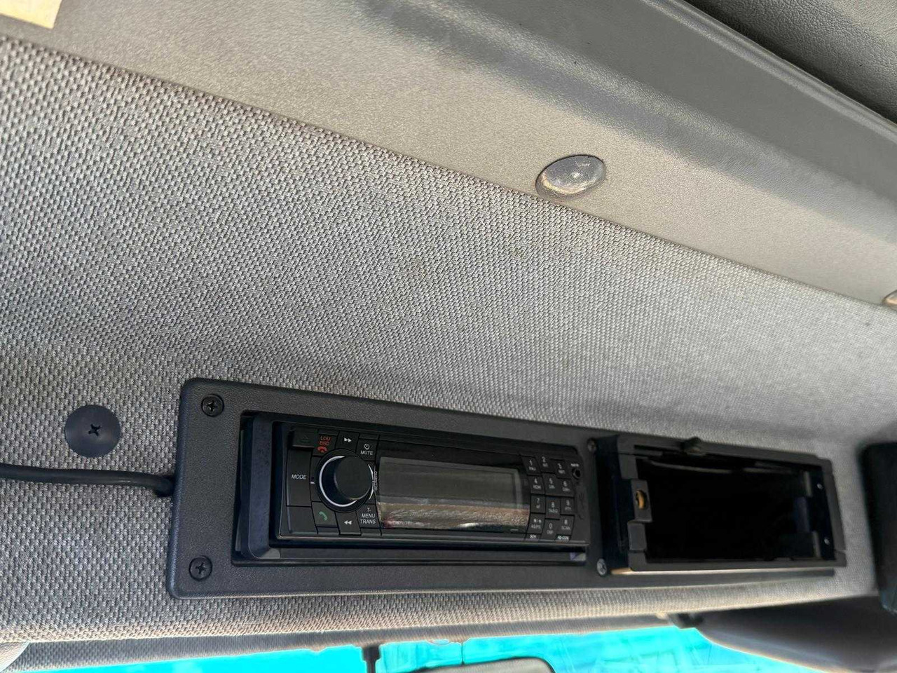 Bedrijfswagen MERCEDES - VARIO 814 4X4 - COMMERCIAL VEHICLE TIPPER: afbeelding 8 Bedrijfswagen MERCEDES - VARIO 814 4X4 - COMMERCIAL VEHICLE TIPPER: afbeelding 8