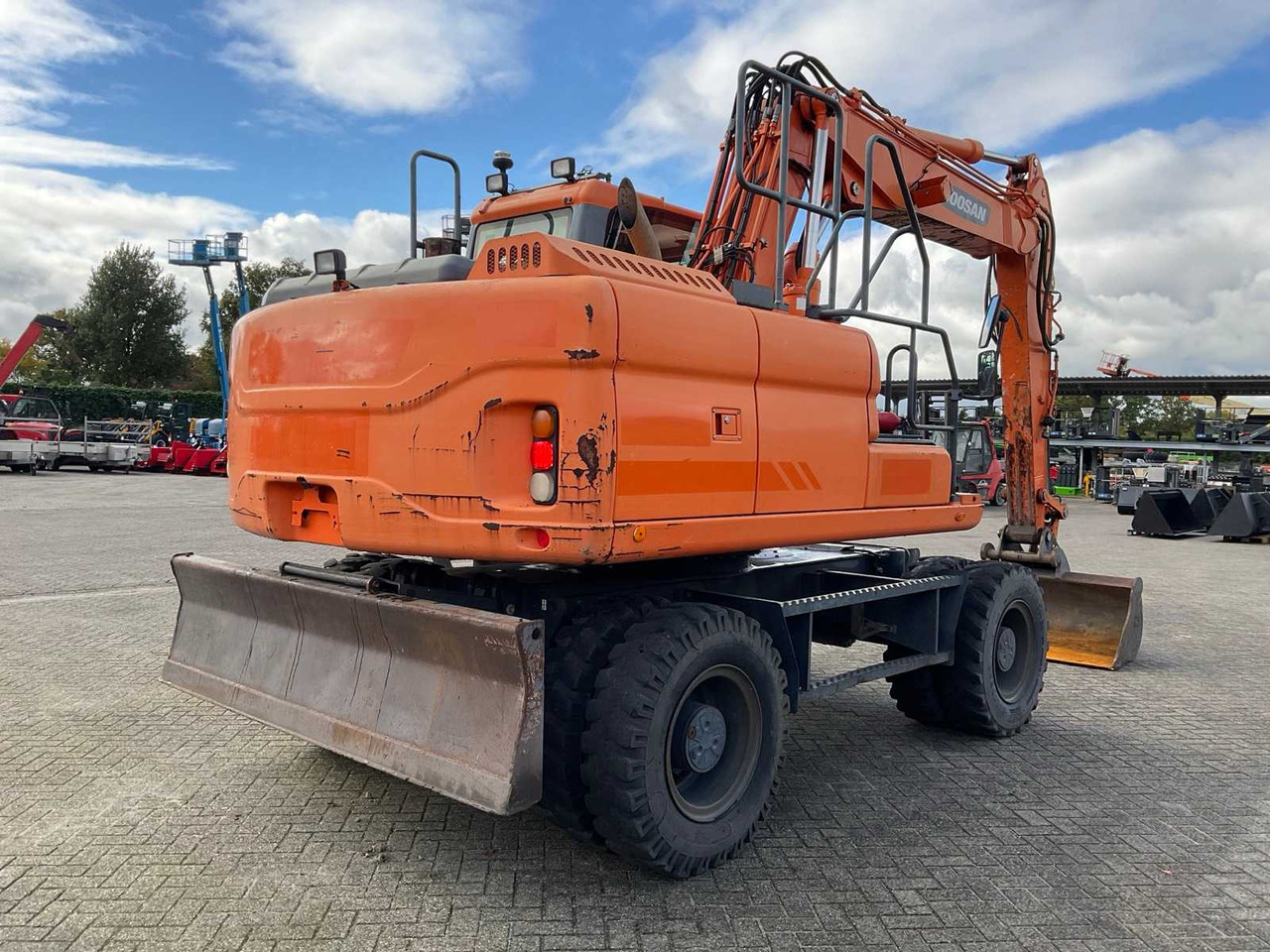 Doosan DX140W-3 - Mobiele graafmachine: afbeelding 3 Doosan DX140W-3 - Mobiele graafmachine: afbeelding 3