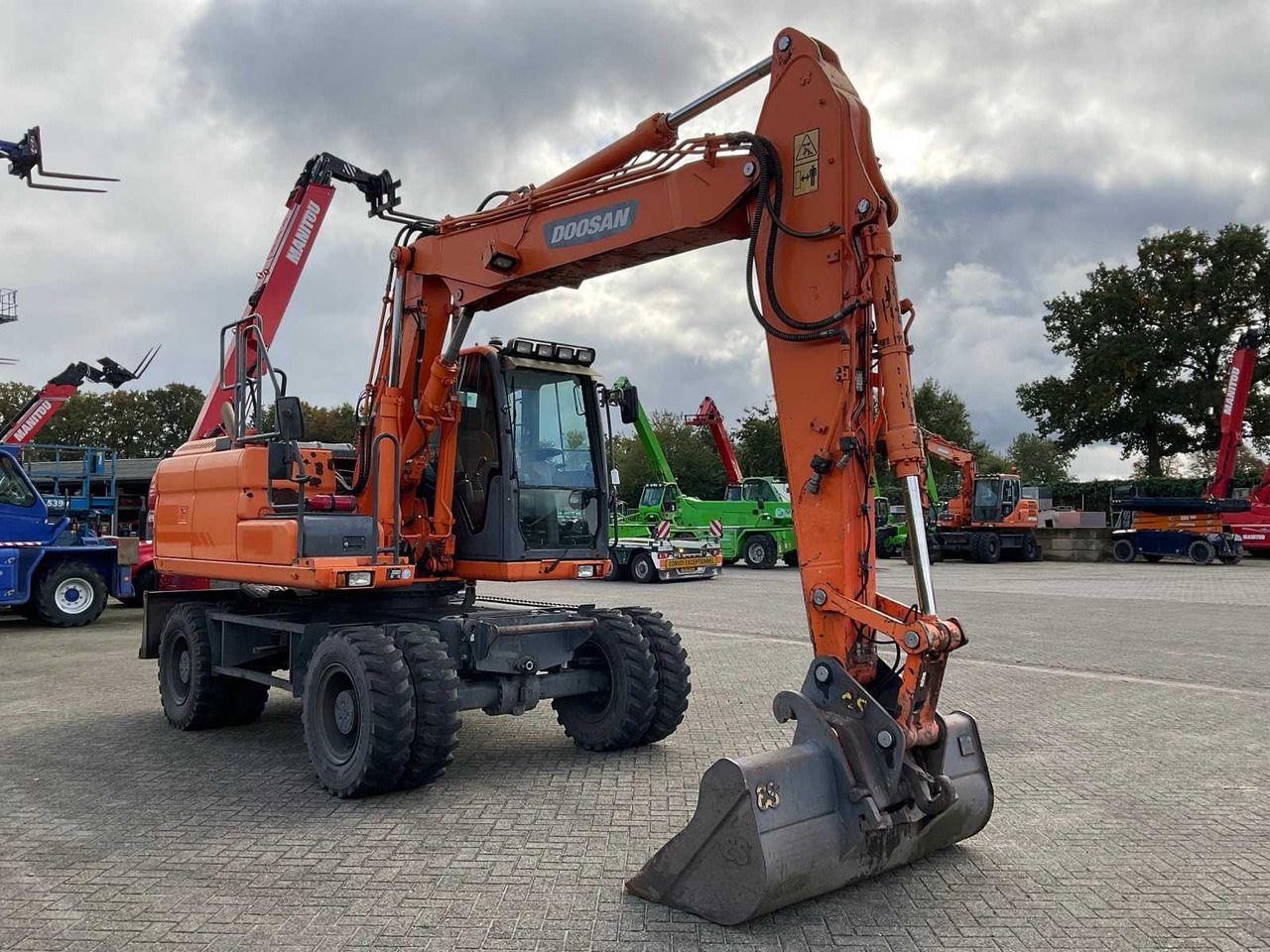 Doosan DX140W-3 - Mobiele graafmachine: afbeelding 4 Doosan DX140W-3 - Mobiele graafmachine: afbeelding 4