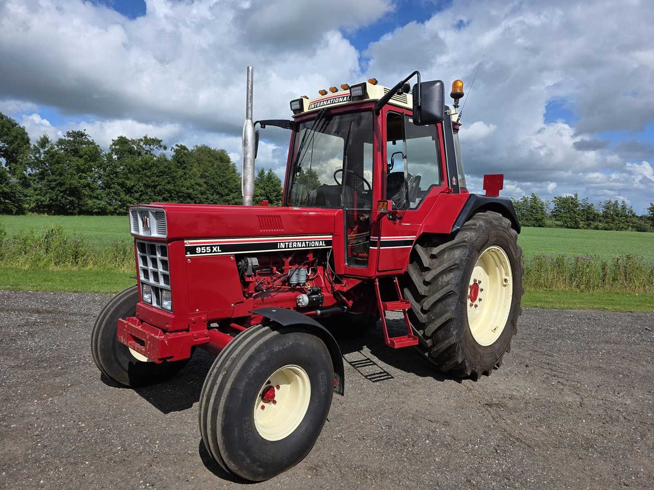 International 955 XL - Tractor: afbeelding 2 International 955 XL - Tractor: afbeelding 2