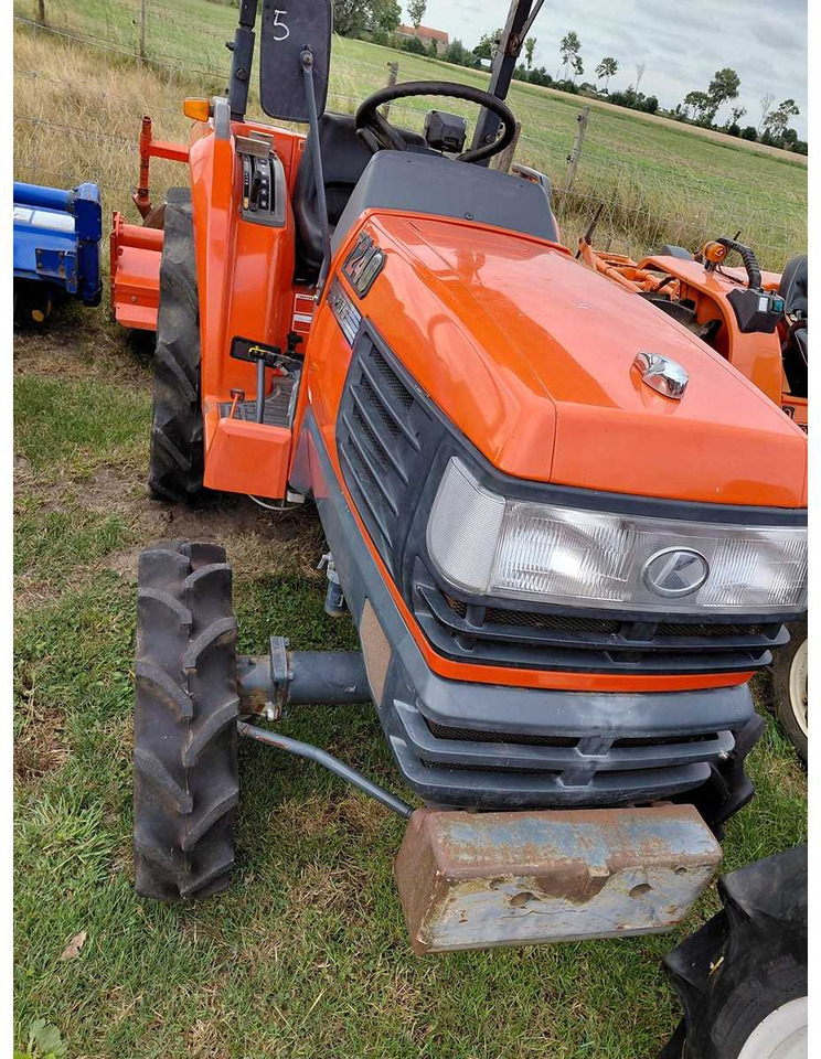 Kubota T240 - Mini tractor: afbeelding 2 Kubota T240 - Mini tractor: afbeelding 2