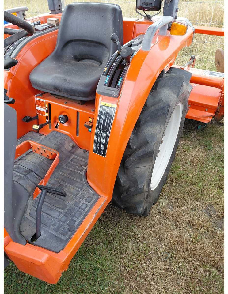 Kubota T240 - Mini tractor: afbeelding 4 Kubota T240 - Mini tractor: afbeelding 4