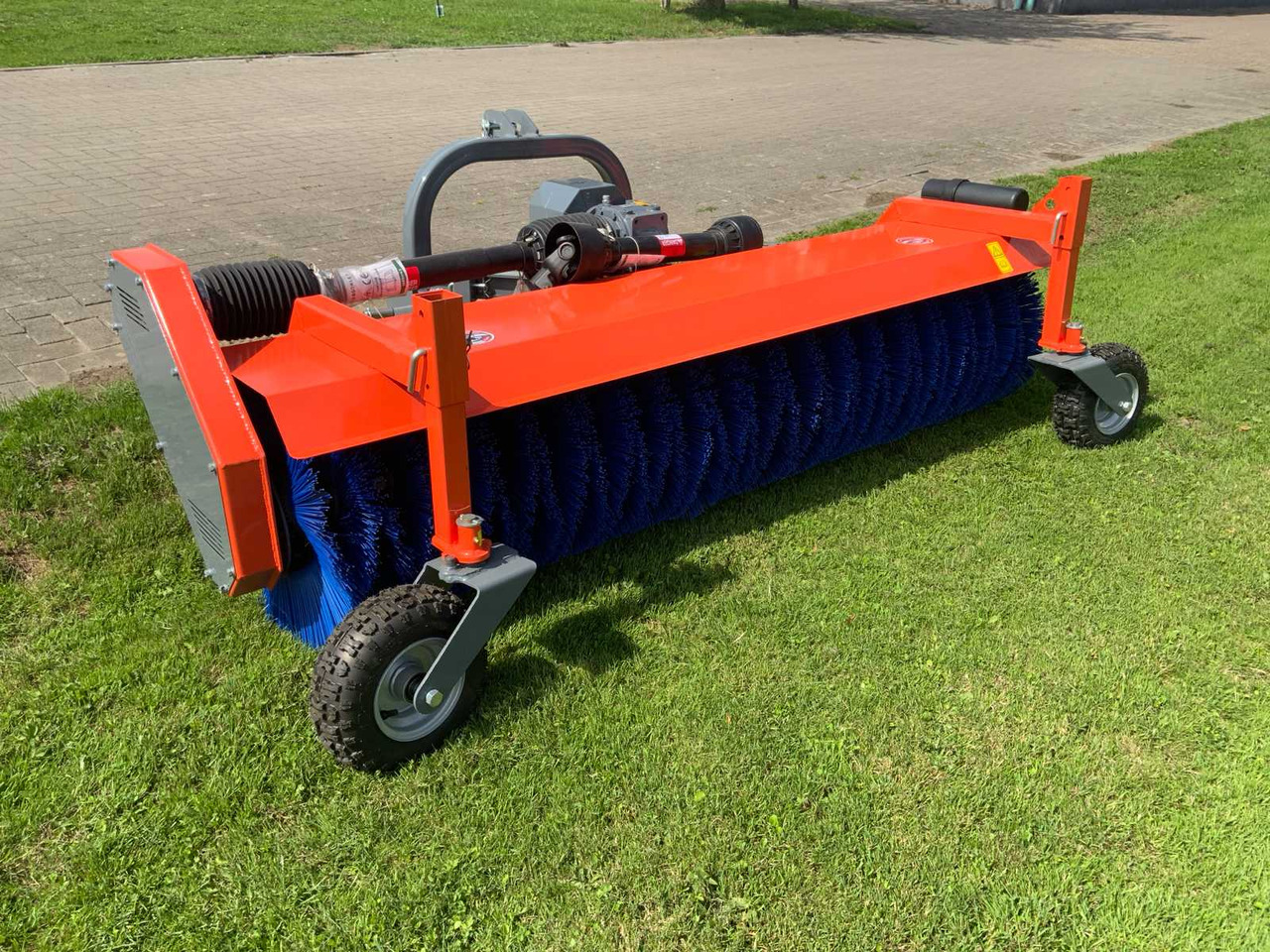 Loma Sweeper SWLT220 - Voorlader voor tractor: afbeelding 3 Loma Sweeper SWLT220 - Voorlader voor tractor: afbeelding 3