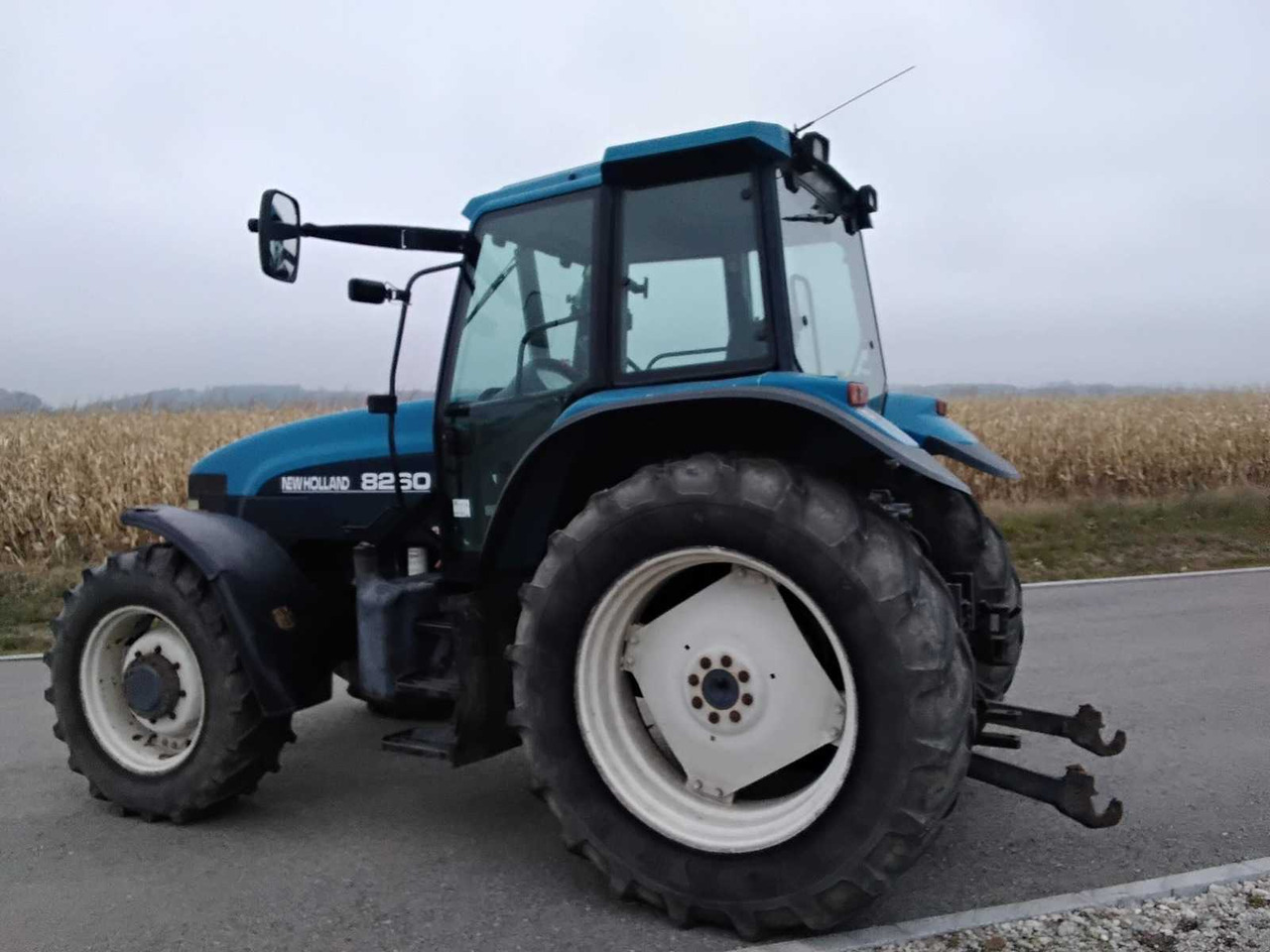 NEW HOLLAND - 8260 - 2000 - AGRICULTURAL TRACTOR WITH FOUR-WHEEL DRIVE - Tractor: afbeelding 2 NEW HOLLAND - 8260 - 2000 - AGRICULTURAL TRACTOR WITH FOUR-WHEEL DRIVE - Tractor: afbeelding 2