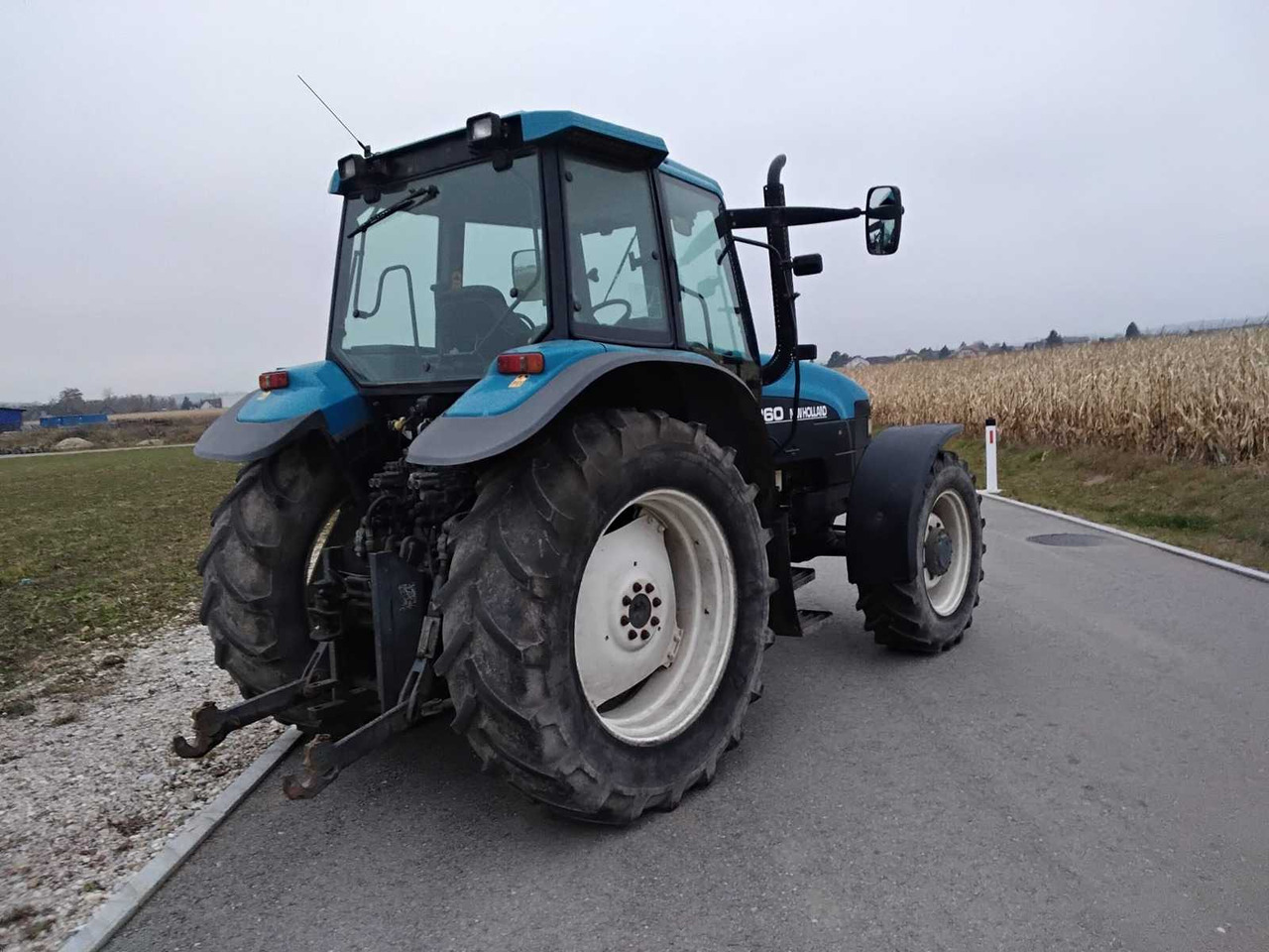 NEW HOLLAND - 8260 - 2000 - AGRICULTURAL TRACTOR WITH FOUR-WHEEL DRIVE - Tractor: afbeelding 4 NEW HOLLAND - 8260 - 2000 - AGRICULTURAL TRACTOR WITH FOUR-WHEEL DRIVE - Tractor: afbeelding 4