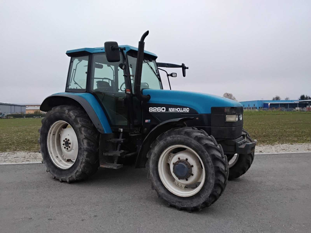 NEW HOLLAND - 8260 - 2000 - AGRICULTURAL TRACTOR WITH FOUR-WHEEL DRIVE - Tractor: afbeelding 1 NEW HOLLAND - 8260 - 2000 - AGRICULTURAL TRACTOR WITH FOUR-WHEEL DRIVE - Tractor: afbeelding 1